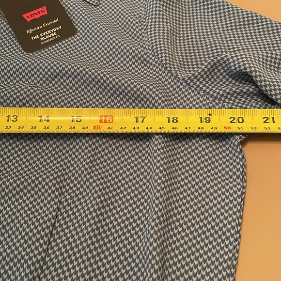 Levi’s Woman’s Everyday Blouse Medium Blue NWT - Picture 3 of 8